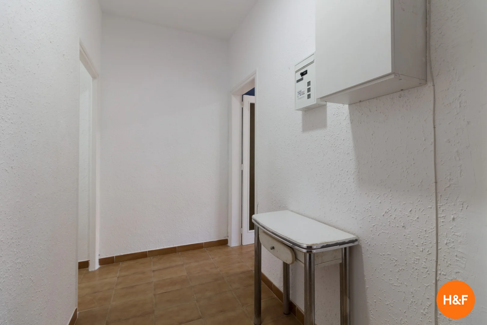 Quarto de estudante em  com área de estudo e instalações partilhadas