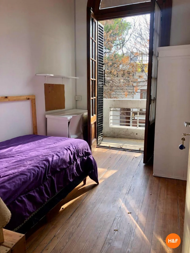 Habitación estudiantil luminosa y aireada con fácil acceso a la universidad en 