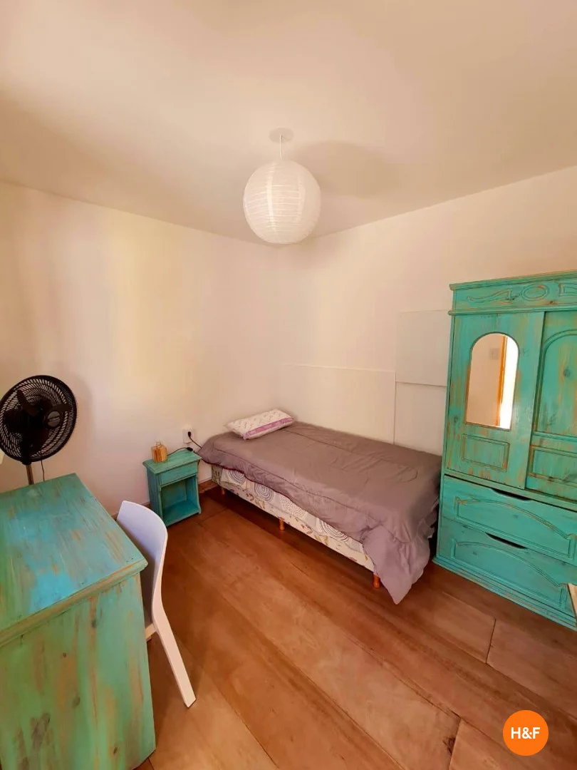 Chambre d'étudiant à  avec espace d'étude et installations communes