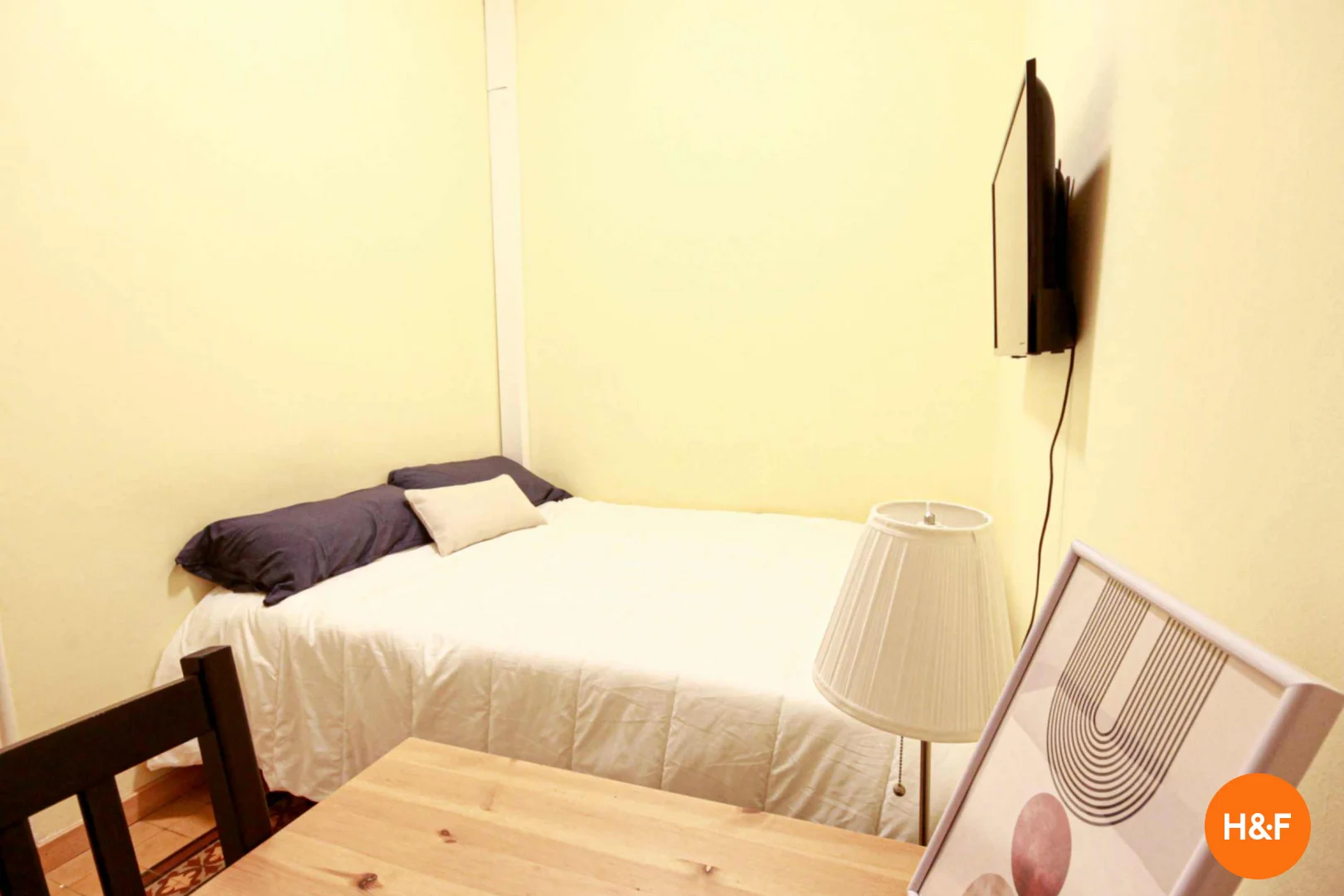 Quarto de estudante confortável e espaçoso em 