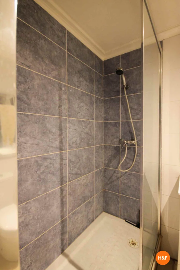 Quarto de estudante económico com localização conveniente em