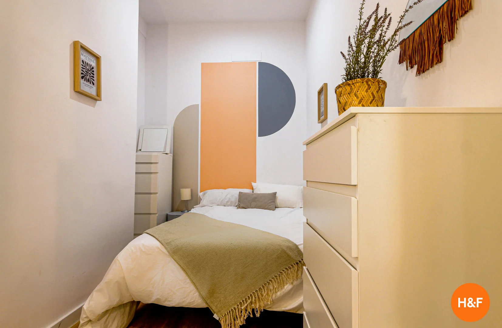 Quarto de estudante económico com localização conveniente em 