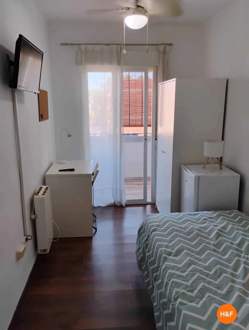 Student-friendly room in with modern amenities