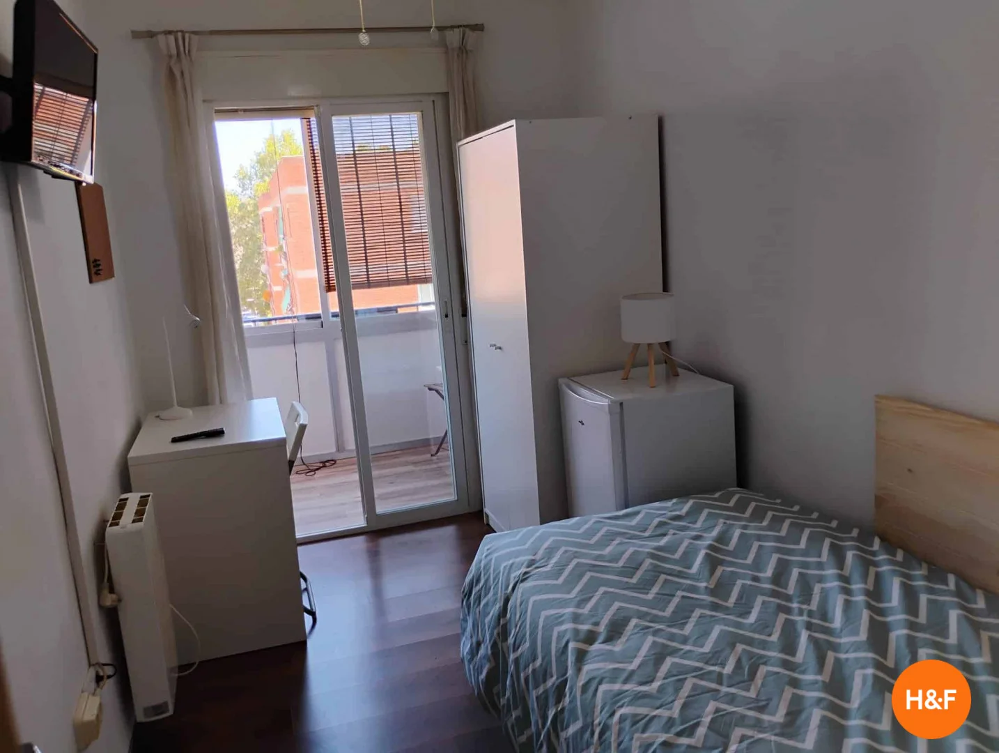 Bright and airy student room with easy university access in