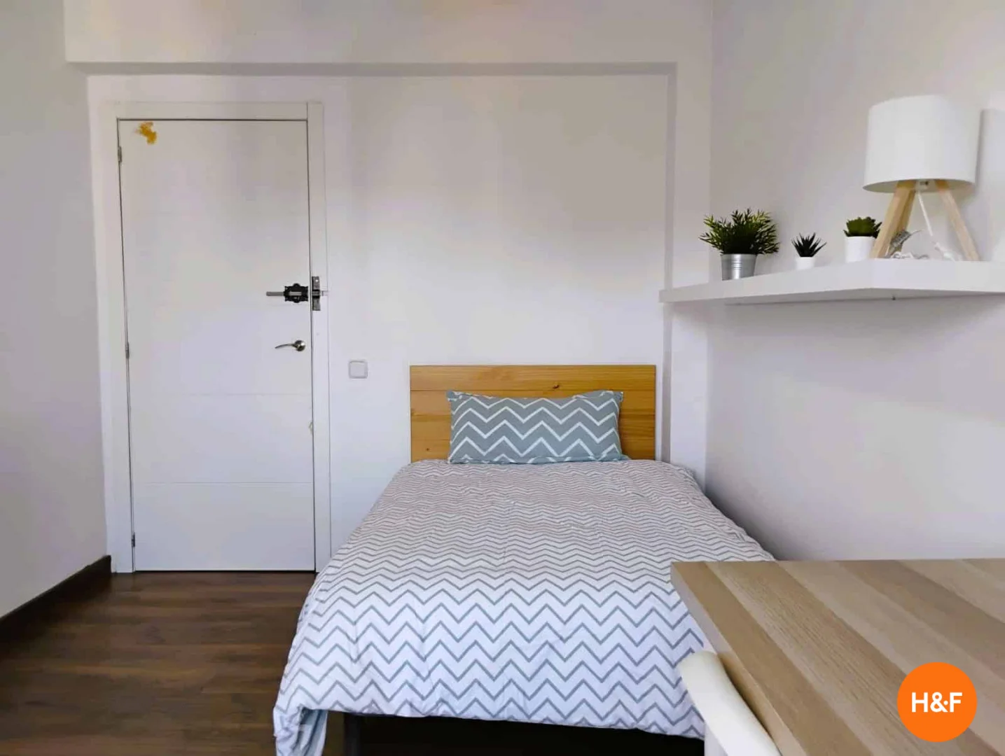 Studentenzimmer in  mit Arbeitsbereich und Gemeinschaftseinrichtungen