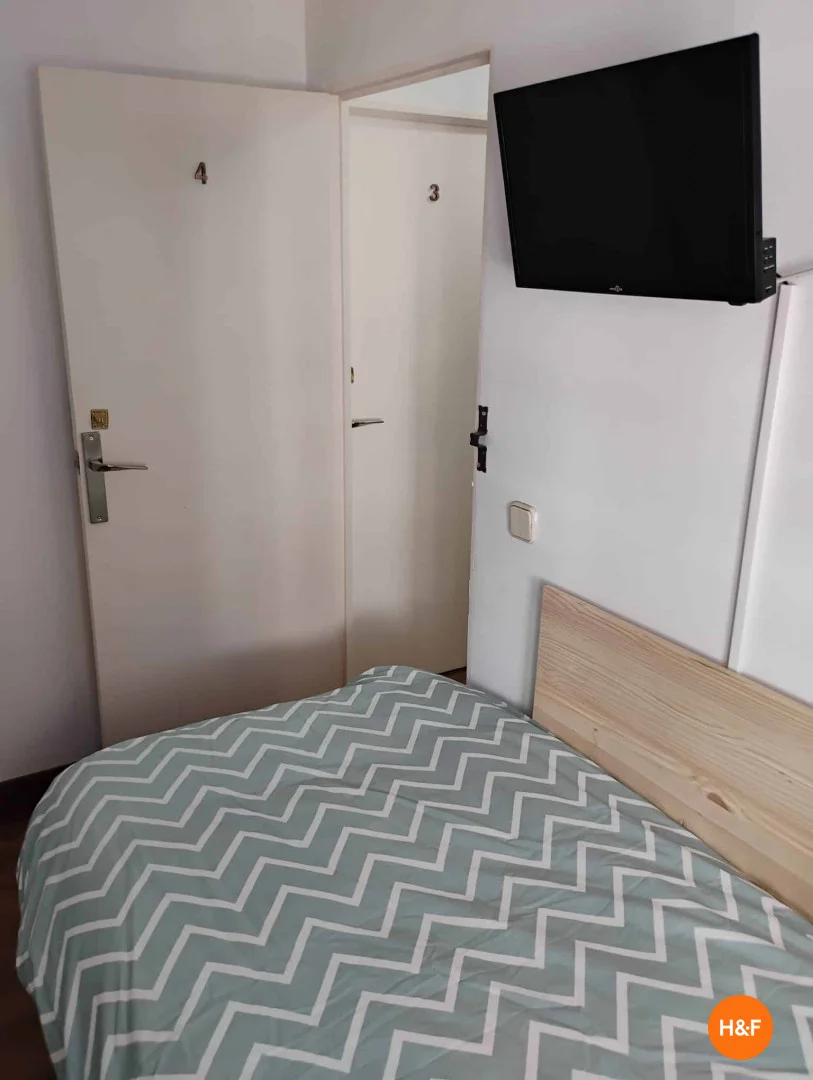 Quarto para alugar em apartamento de estudantes em , totalmente mobilado