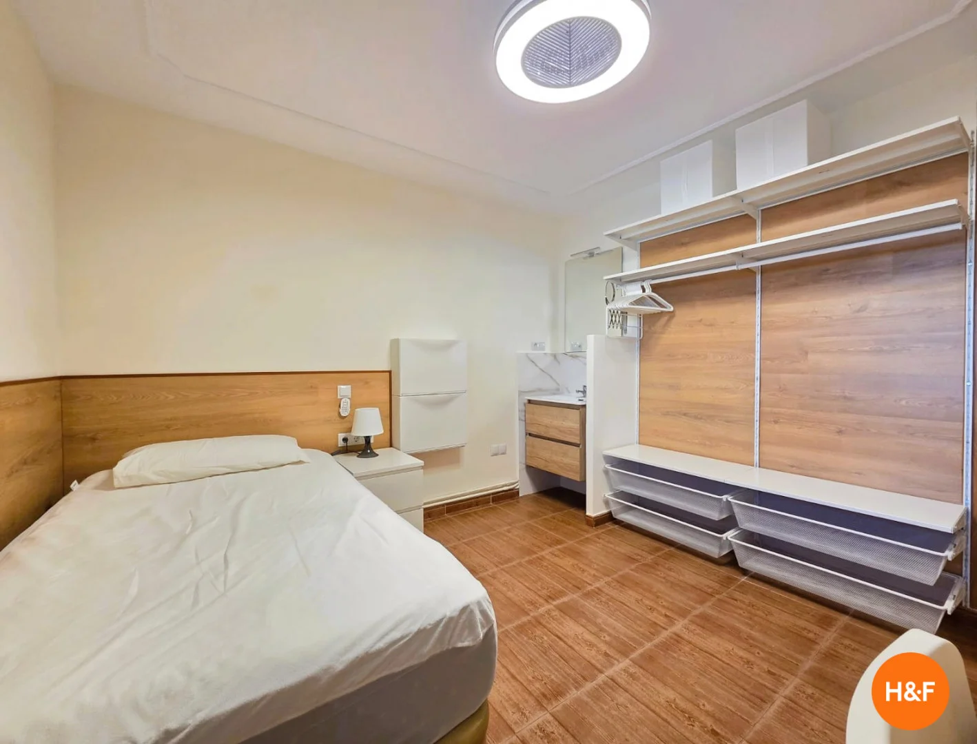 Funktionelles Studentenzimmer perfekt zum Studieren in 