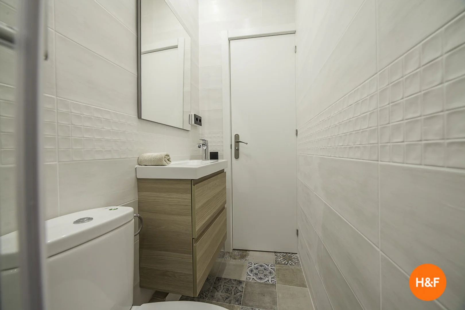 Habitación estudiantil funcional perfecta para estudiar en 