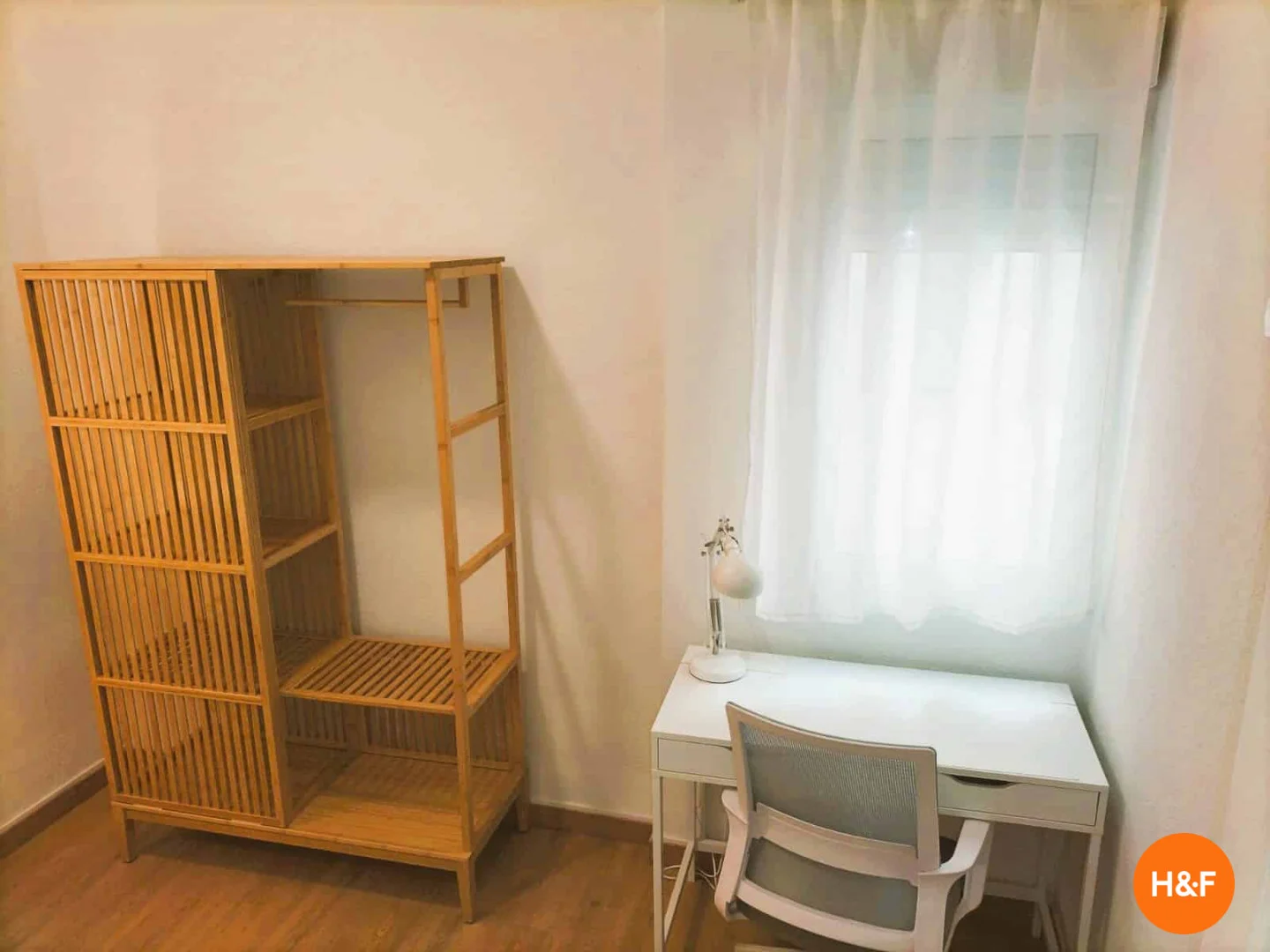 Functional student room perfect for studying in 