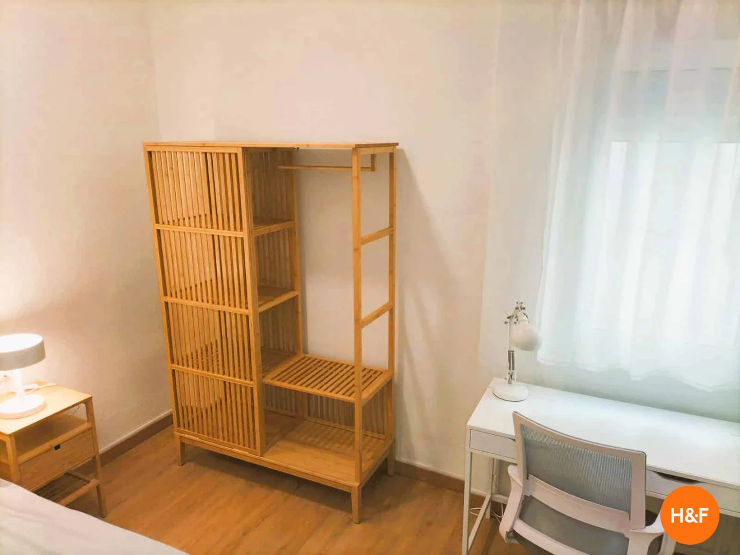 Functional student room perfect for studying in 