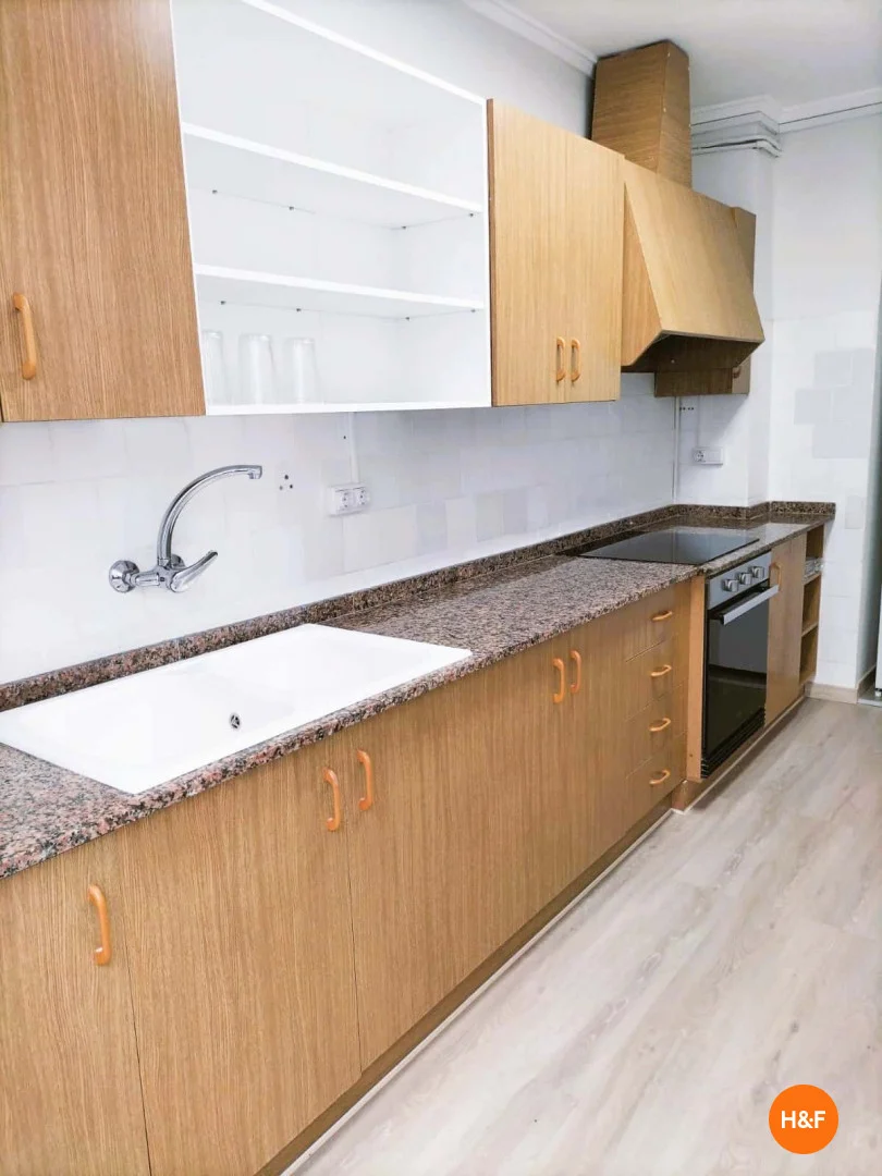 Bright and airy student room with easy university access in 