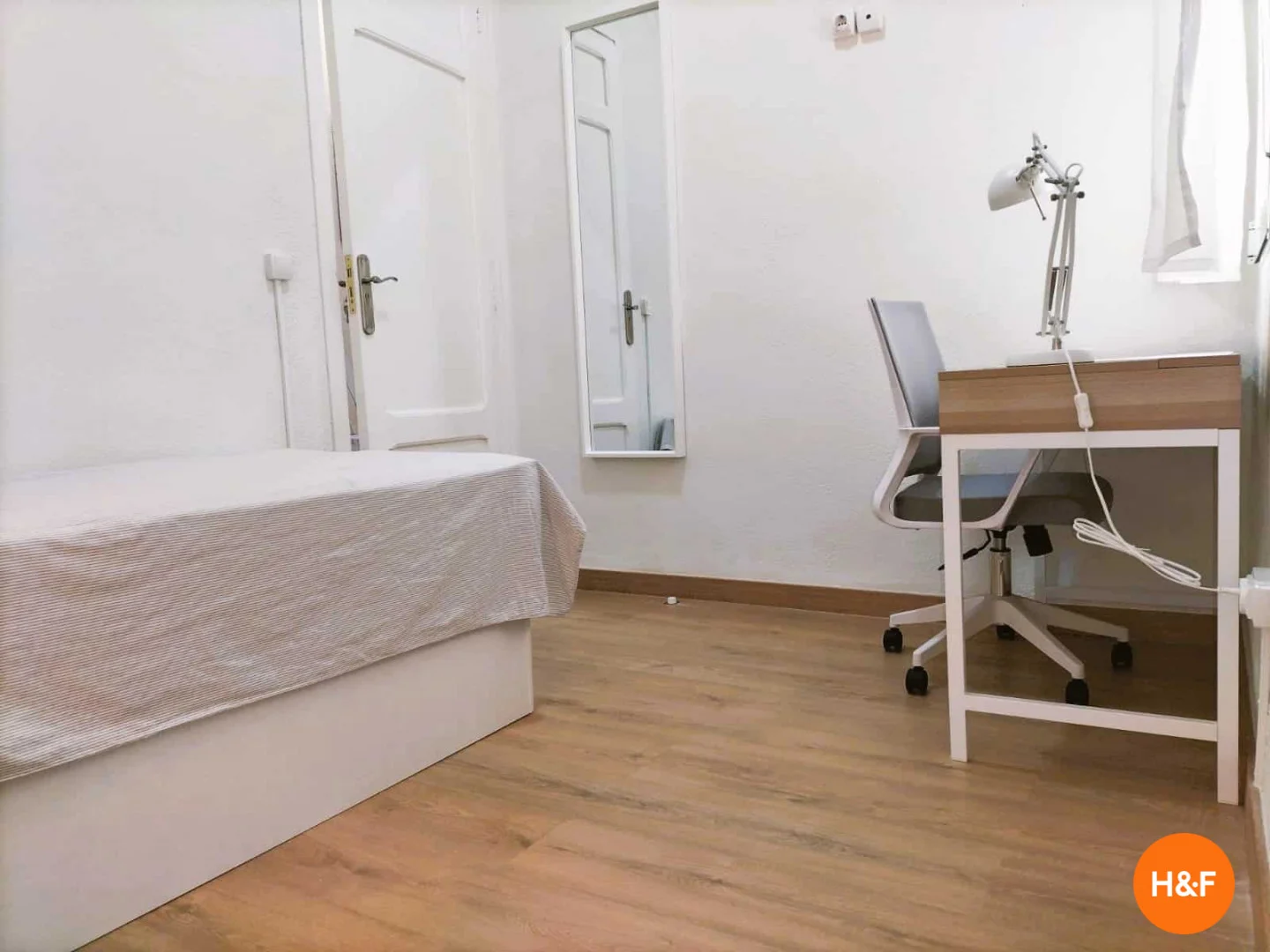 Affordable room for students with ample lighting in 