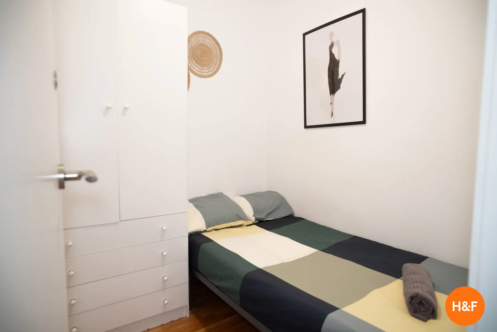 Quarto de estudante luminoso e arejado com acesso fácil à universidade em 
