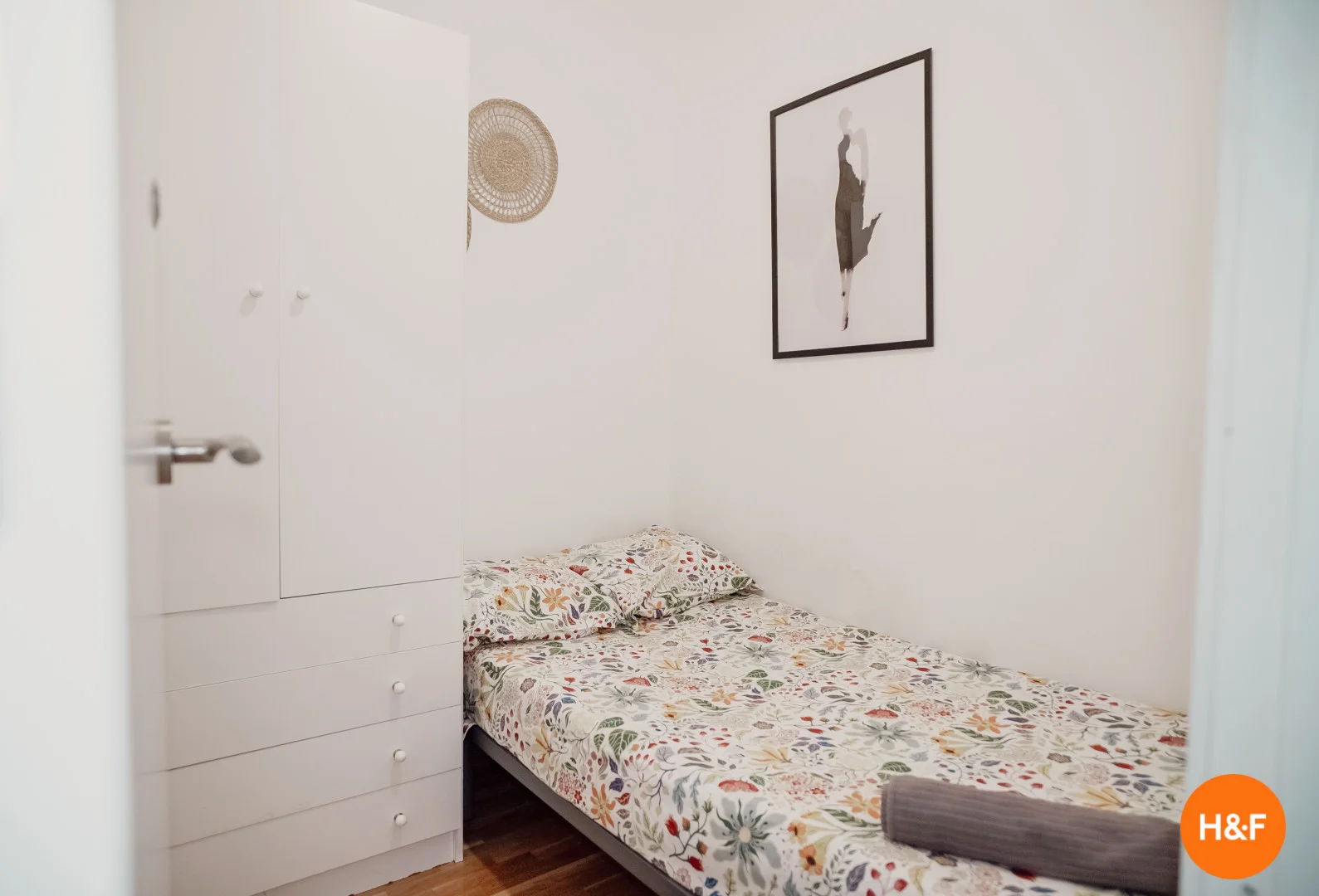 Quarto de estudante confortável e espaçoso em 