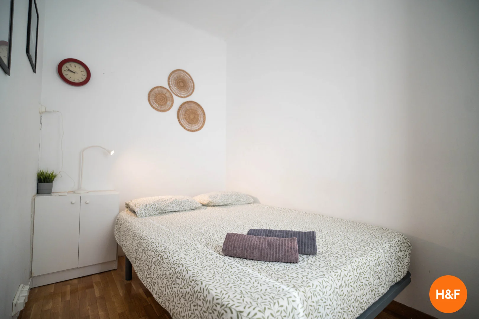 Quarto de estudante luminoso e arejado com acesso fácil à universidade em 