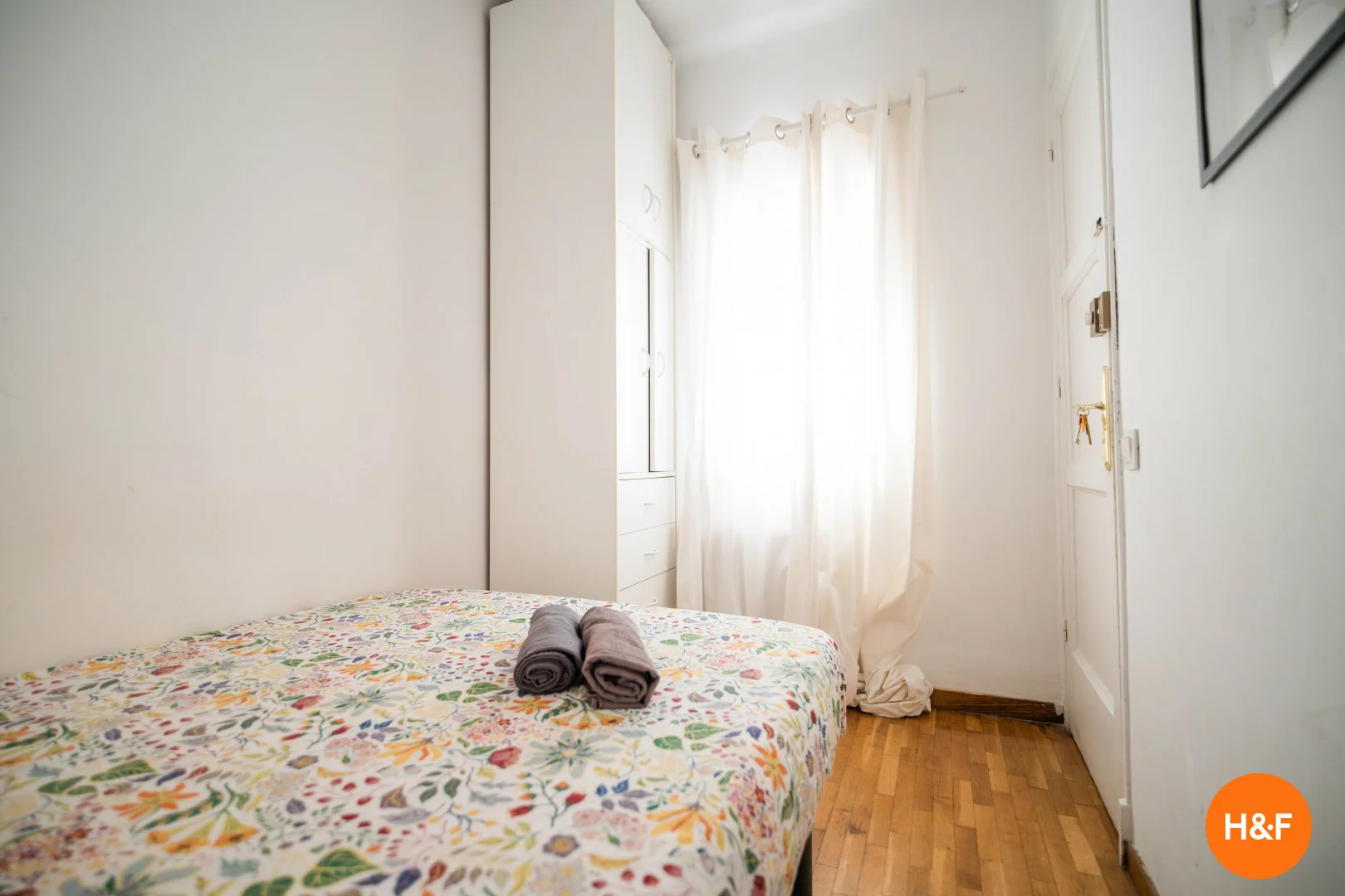 Quarto de estudante económico perto do campus em 