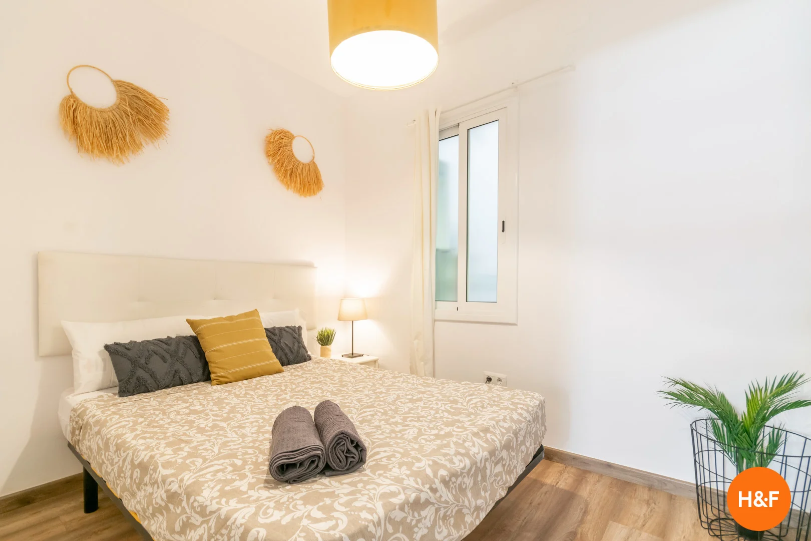 Quarto acessível para estudantes com iluminação ampla em 