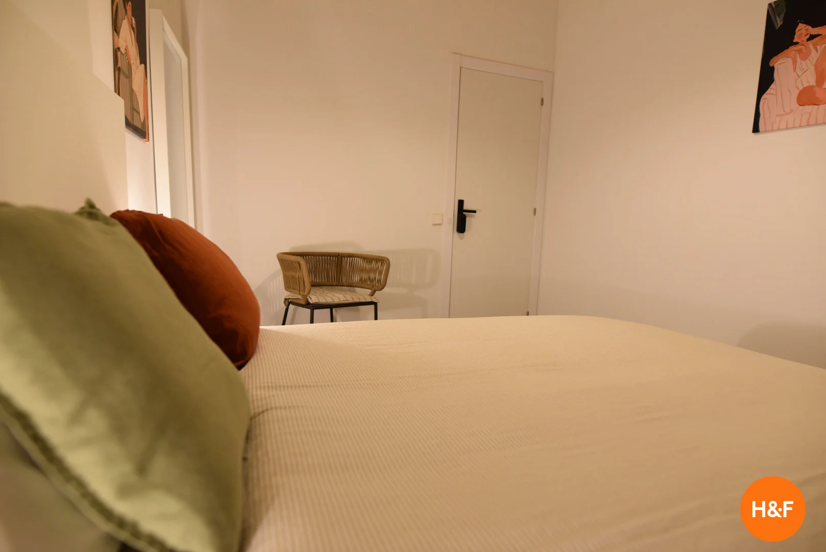 Quarto de estudante luminoso e arejado com acesso fácil à universidade em 