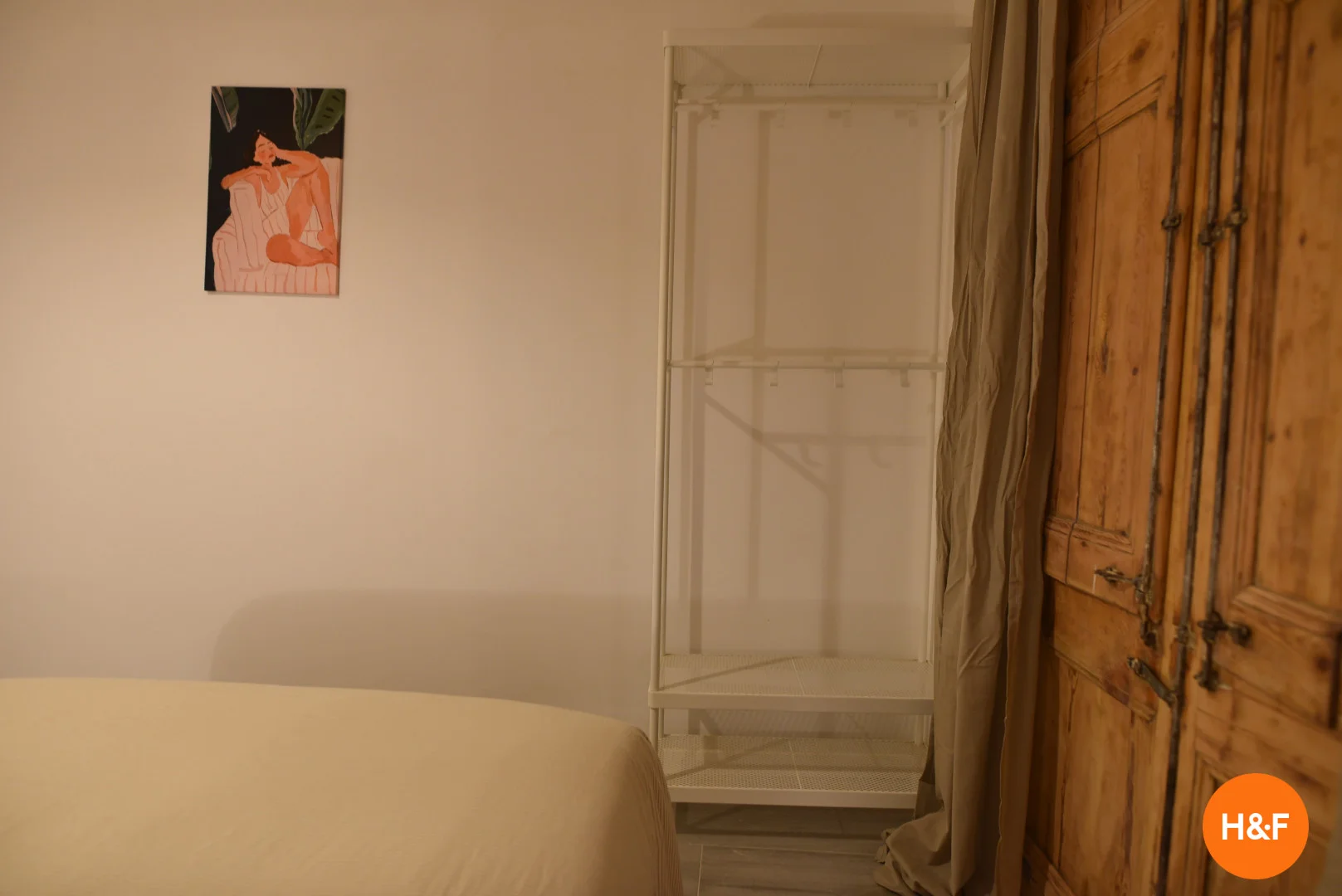 Quarto acessível para estudantes com iluminação ampla em 