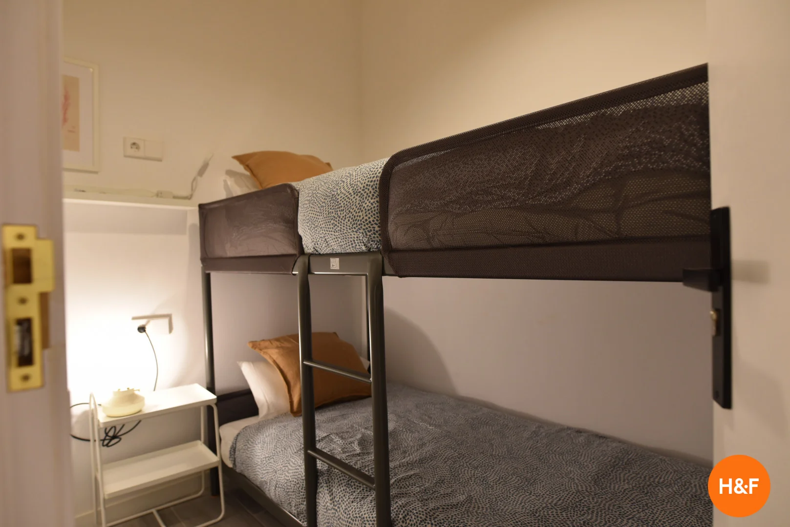 Quarto acessível para estudantes com iluminação ampla em