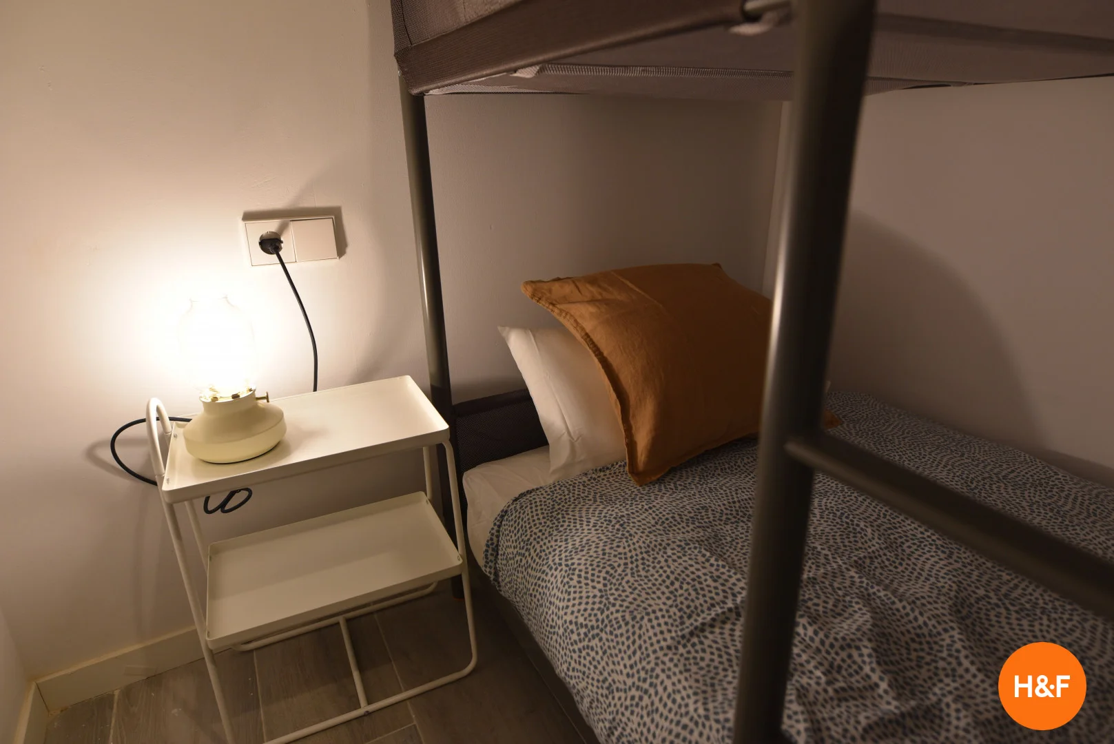 Quarto de estudante luminoso e arejado com acesso fácil à universidade em