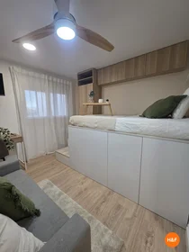 Stanza privata in Avenida Rafaela Ybarra, 70, 7o b, Madrid, España, immagine 1 di 10