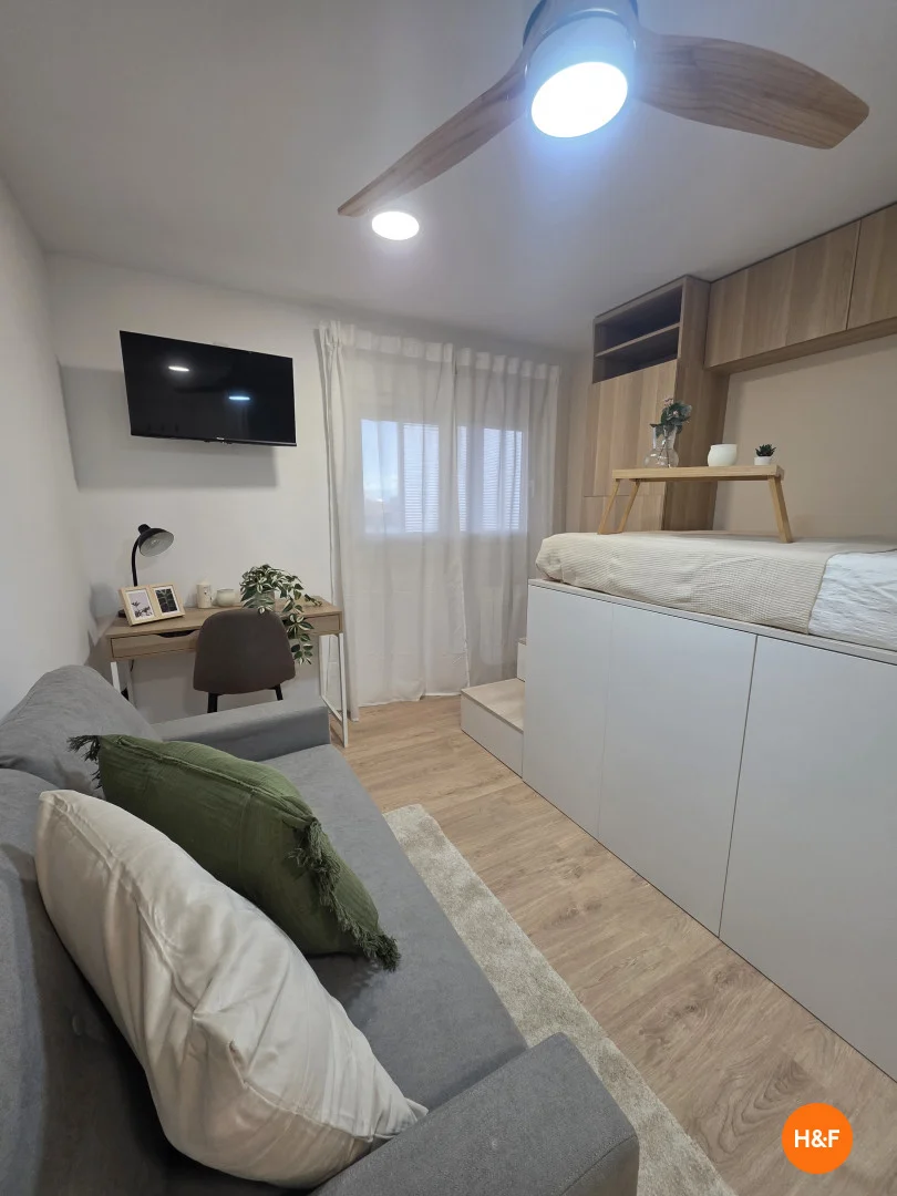 Quarto acessível para estudantes com iluminação ampla em 