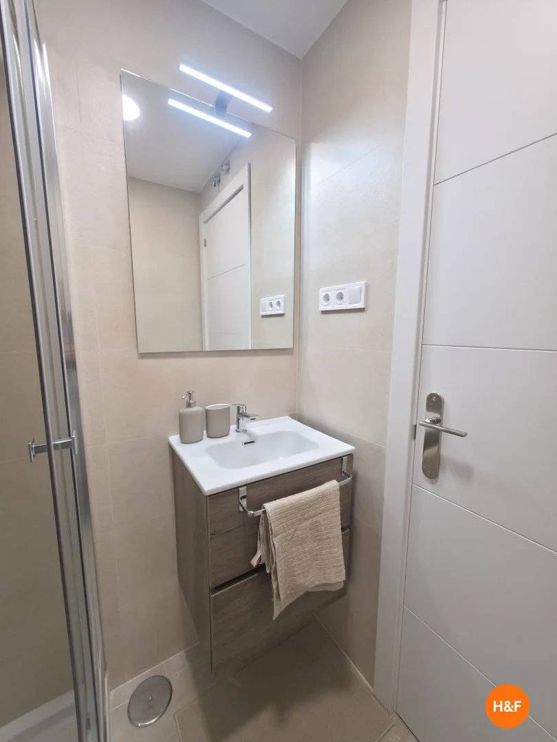 Quarto de estudante em  com área de estudo e instalações partilhadas