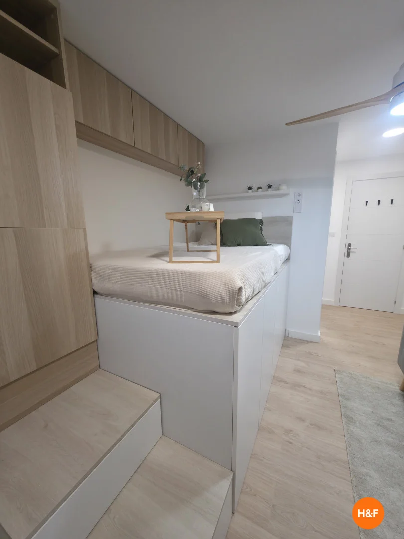 Quarto de estudante em  com área de estudo e instalações partilhadas