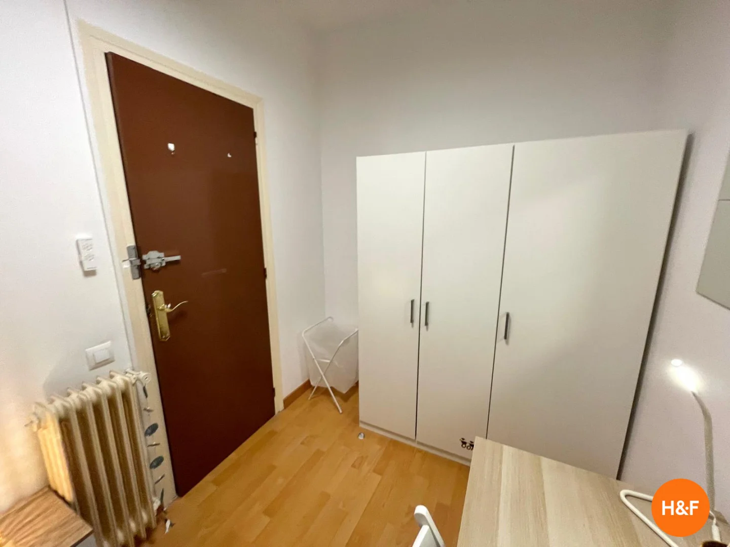 Studentenzimmer in  mit Arbeitsbereich und Gemeinschaftseinrichtungen