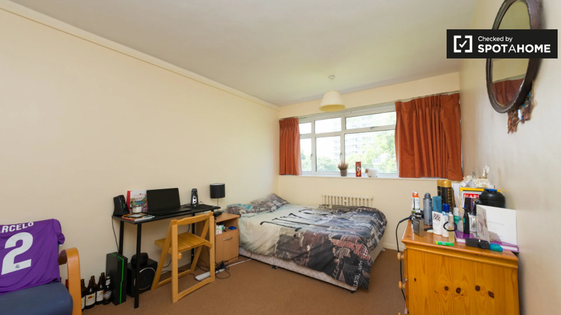 Habitación estudiantil luminosa y aireada con fácil acceso a la universidad en