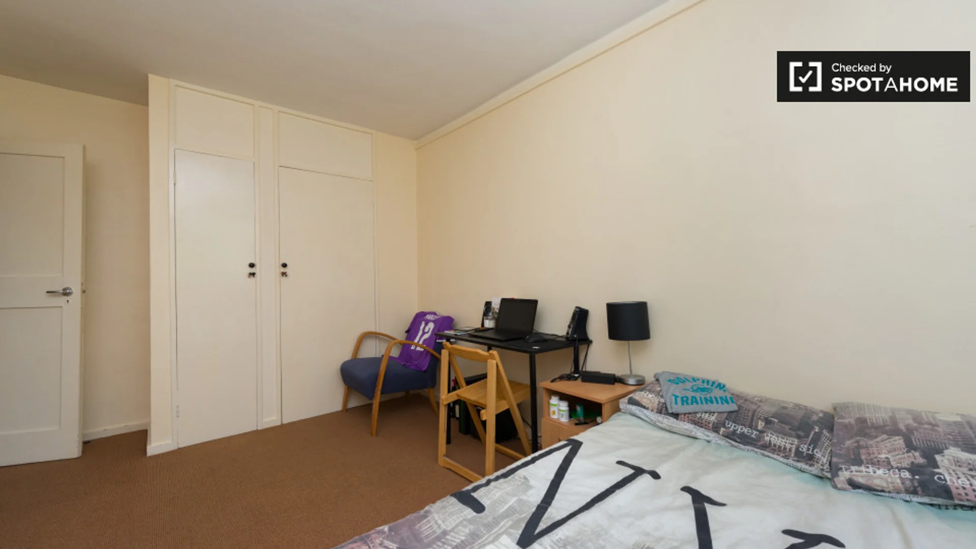 Habitación estudiantil económica cerca del campus en