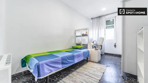Stanza privata in Gran Vía de Ramón y Cajal, immagine 2 di 19
