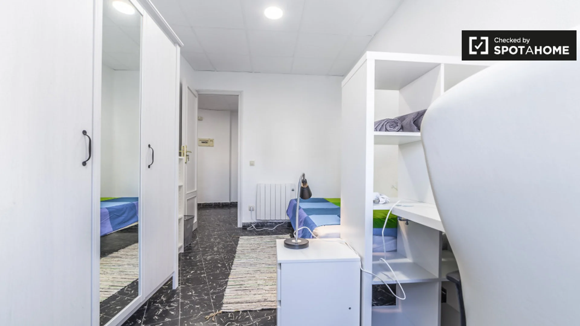 Quarto de estudante confortável e espaçoso em 