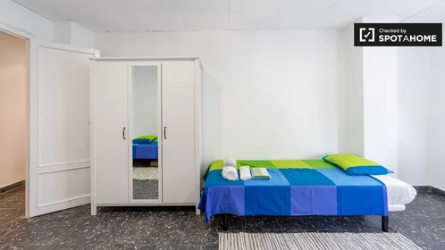 Quarto privado em Gran Vía de Ramón y Cajal, imagem 13 de 19