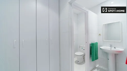 Quarto privado em Gran Vía de Ramón y Cajal, imagem 14 de 19