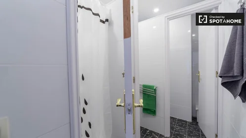 Quarto privado em Gran Vía de Ramón y Cajal, imagem 16 de 19