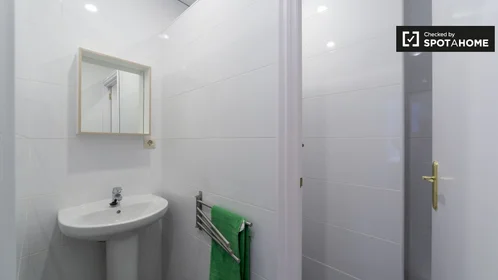 Quarto privado em Gran Vía de Ramón y Cajal, imagem 17 de 19