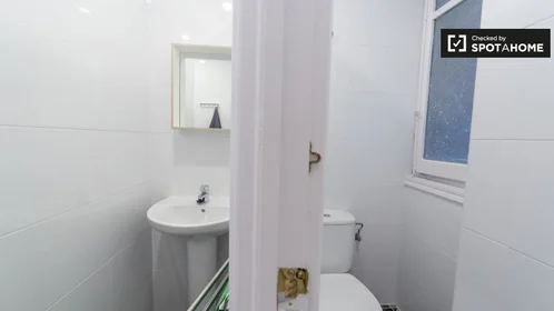 Quarto privado em Gran Vía de Ramón y Cajal, imagem 18 de 19