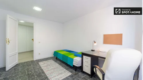 Quarto privado em Gran Vía de Ramón y Cajal, imagem 9 de 19