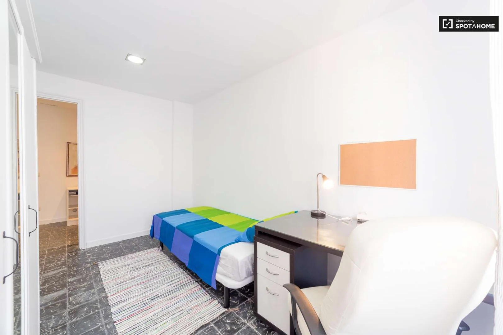 Jasny i przestronny pokój studencki z łatwym dostępem do uniwersytetu w 