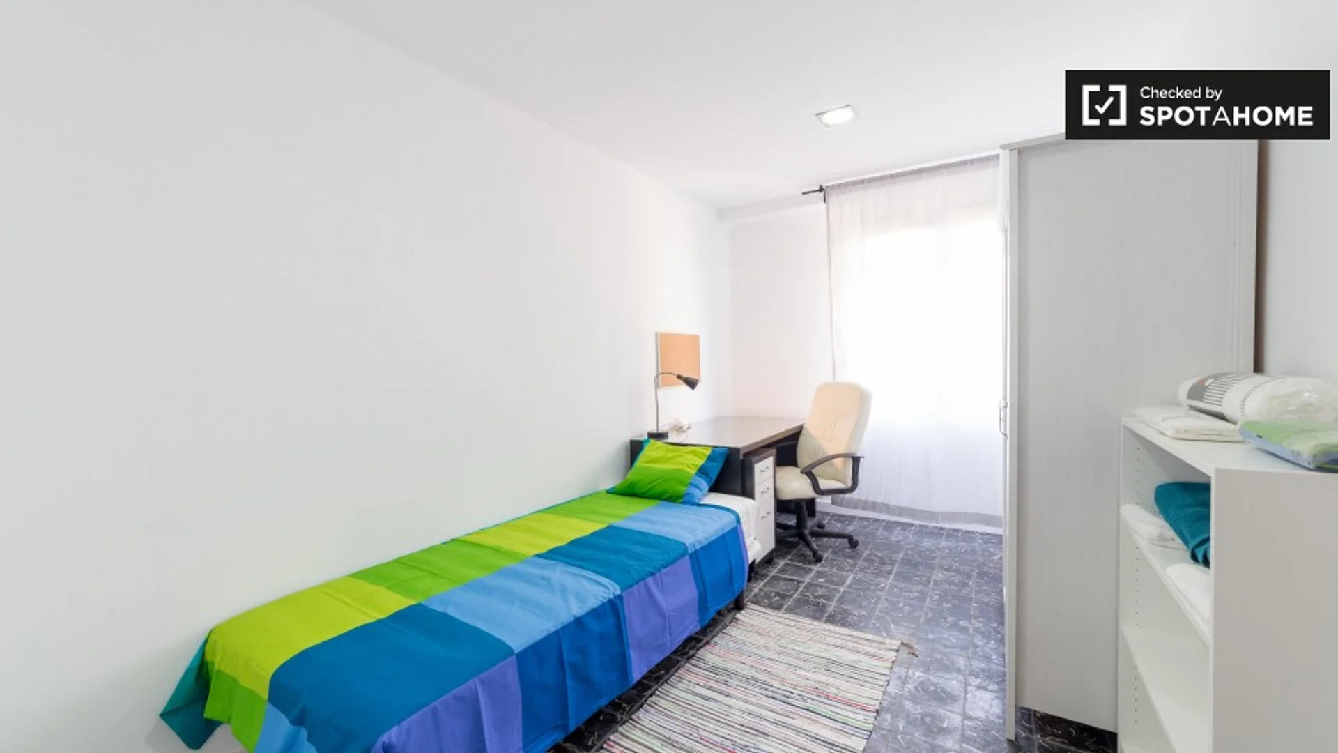 Funkcjonalny pokój studencki idealny do nauki w 