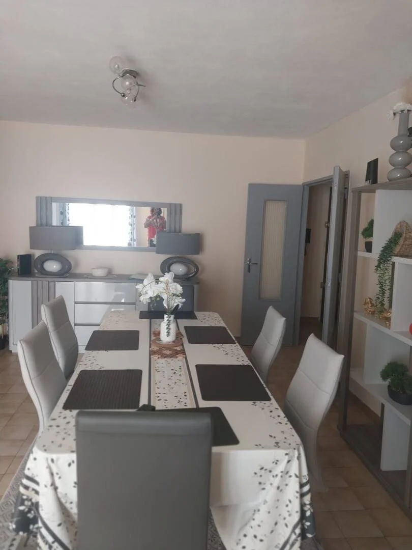 Quarto de estudante confortável e espaçoso em 