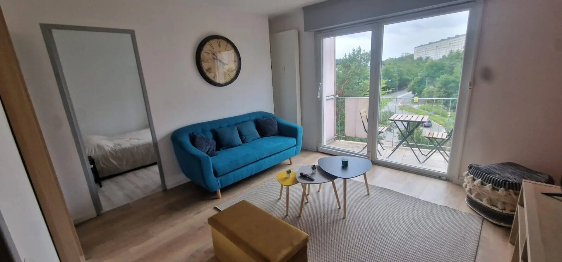 Chambre d'étudiant lumineuse et aérée avec accès facile à l'université dans 