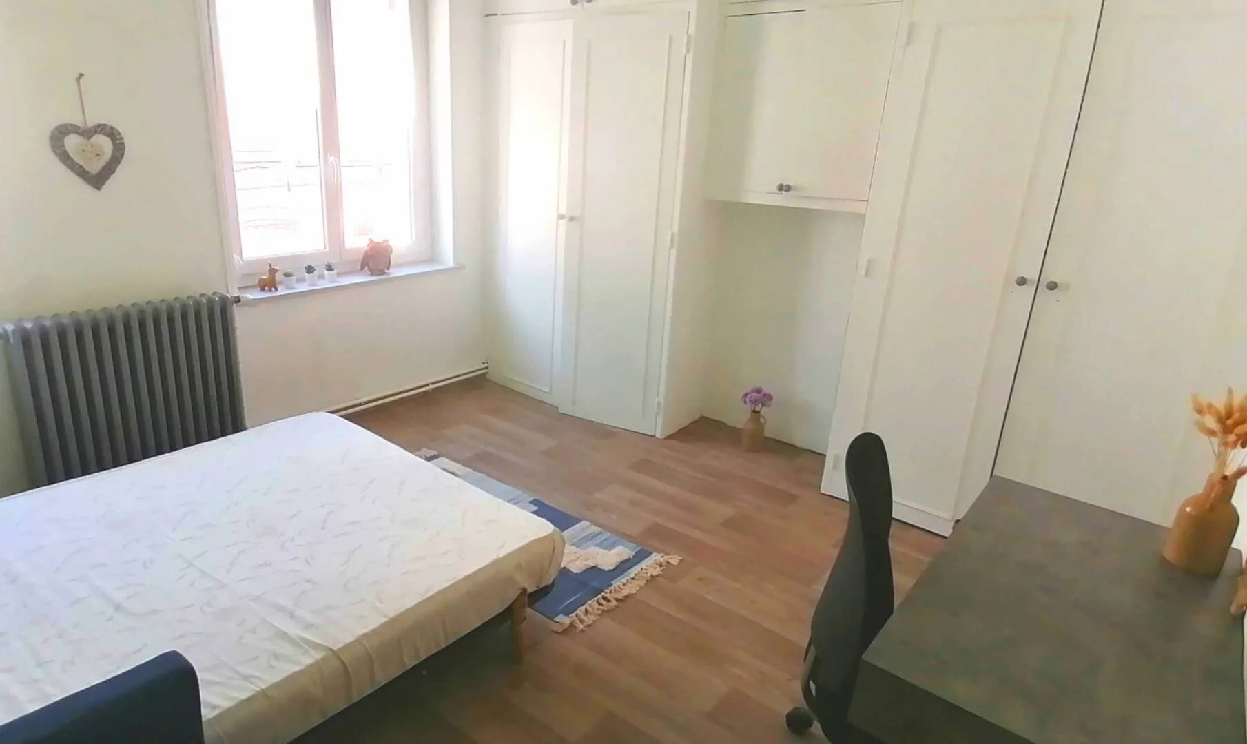 Habitación estudiantil funcional perfecta para estudiar en 