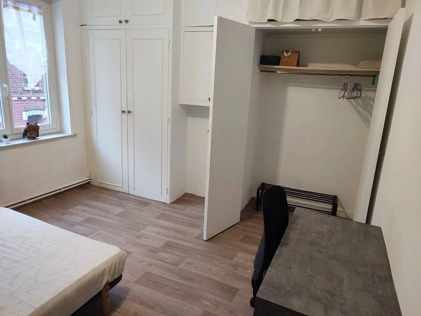 Habitación estudiantil funcional perfecta para estudiar en 