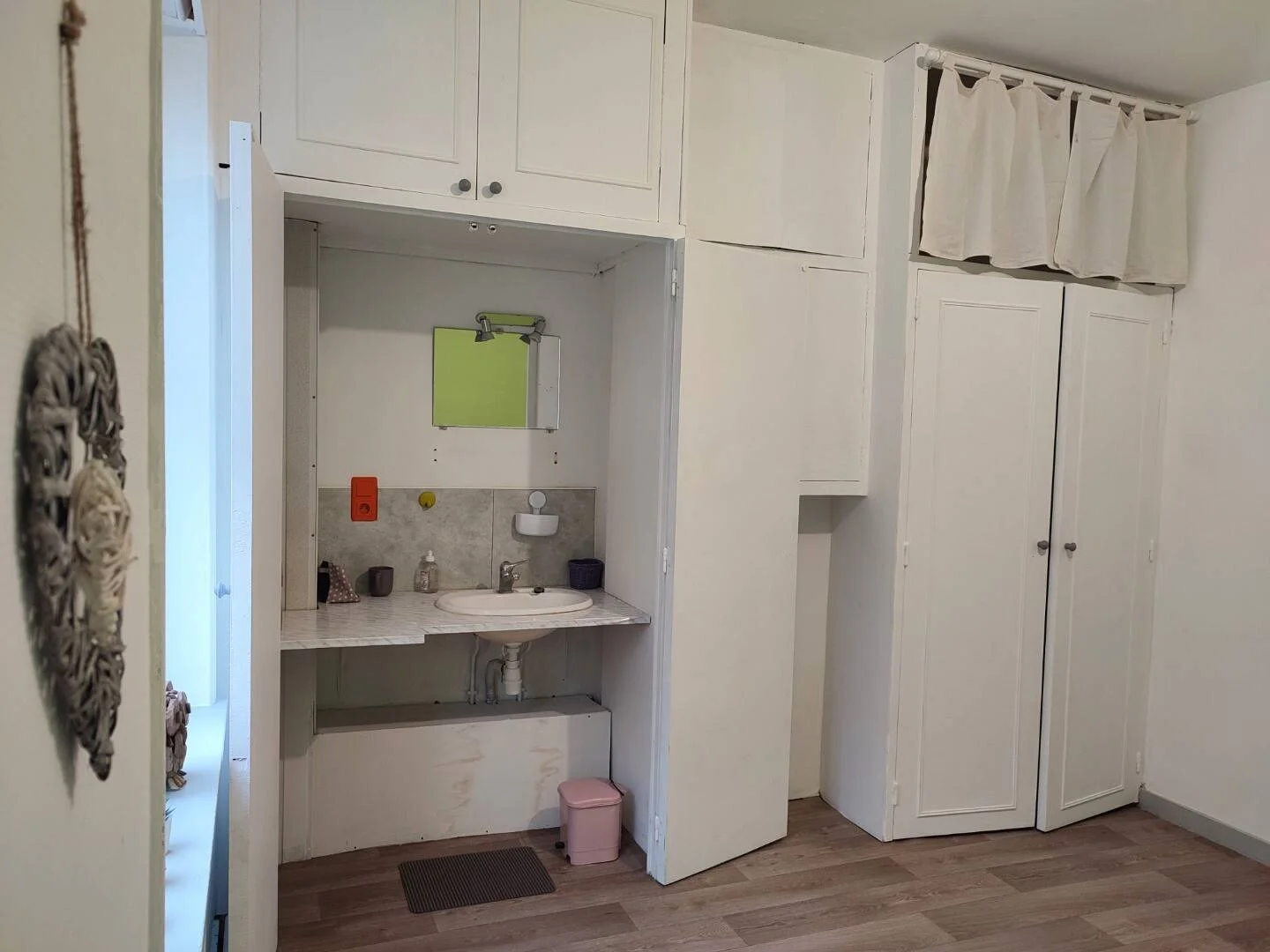 Habitación para estudiantes en  con área de estudio y facilidades compartidas