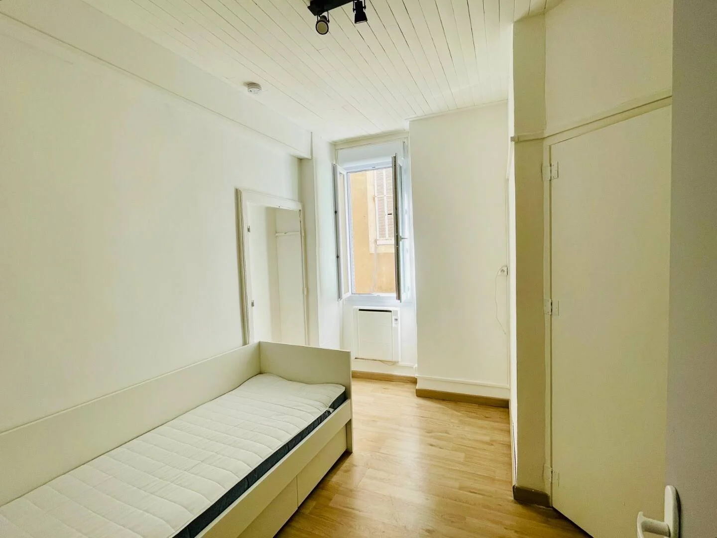Habitación estudiantil amplia y cómoda en 