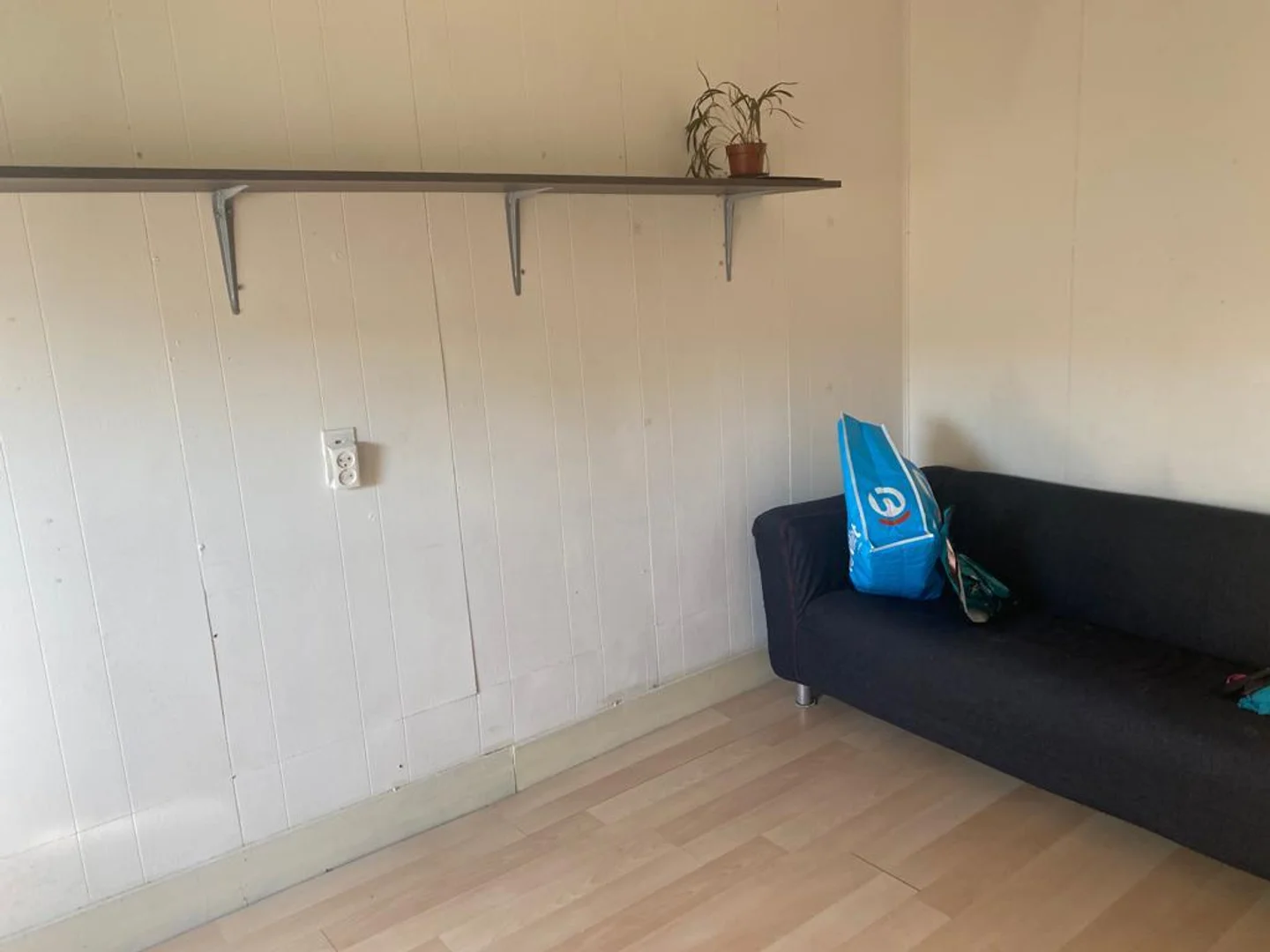 Habitación estudiantil luminosa y aireada con fácil acceso a la universidad en 