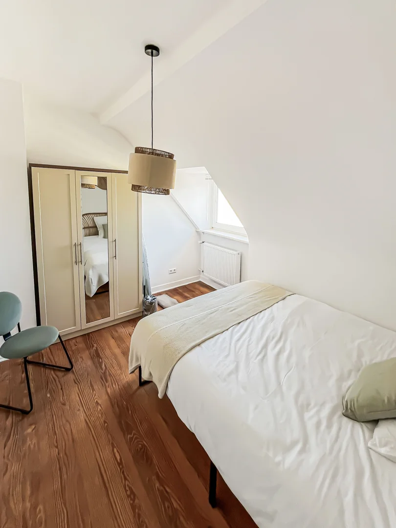 Quarto de estudante em  com área de estudo e instalações partilhadas